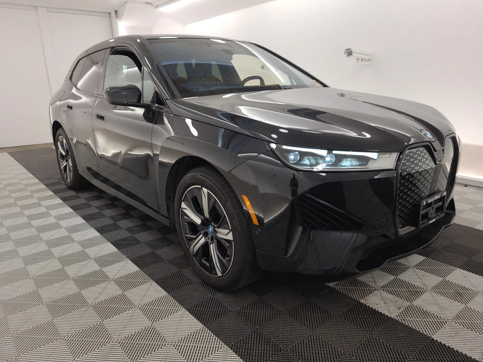 BMW iX * XDRIVE40 * АВТОКРЕДИТ * ГЛАВНО ПРЕДСТАВИТЕЛСТВО, снимка 2 - Автомобили и джипове - 55885361