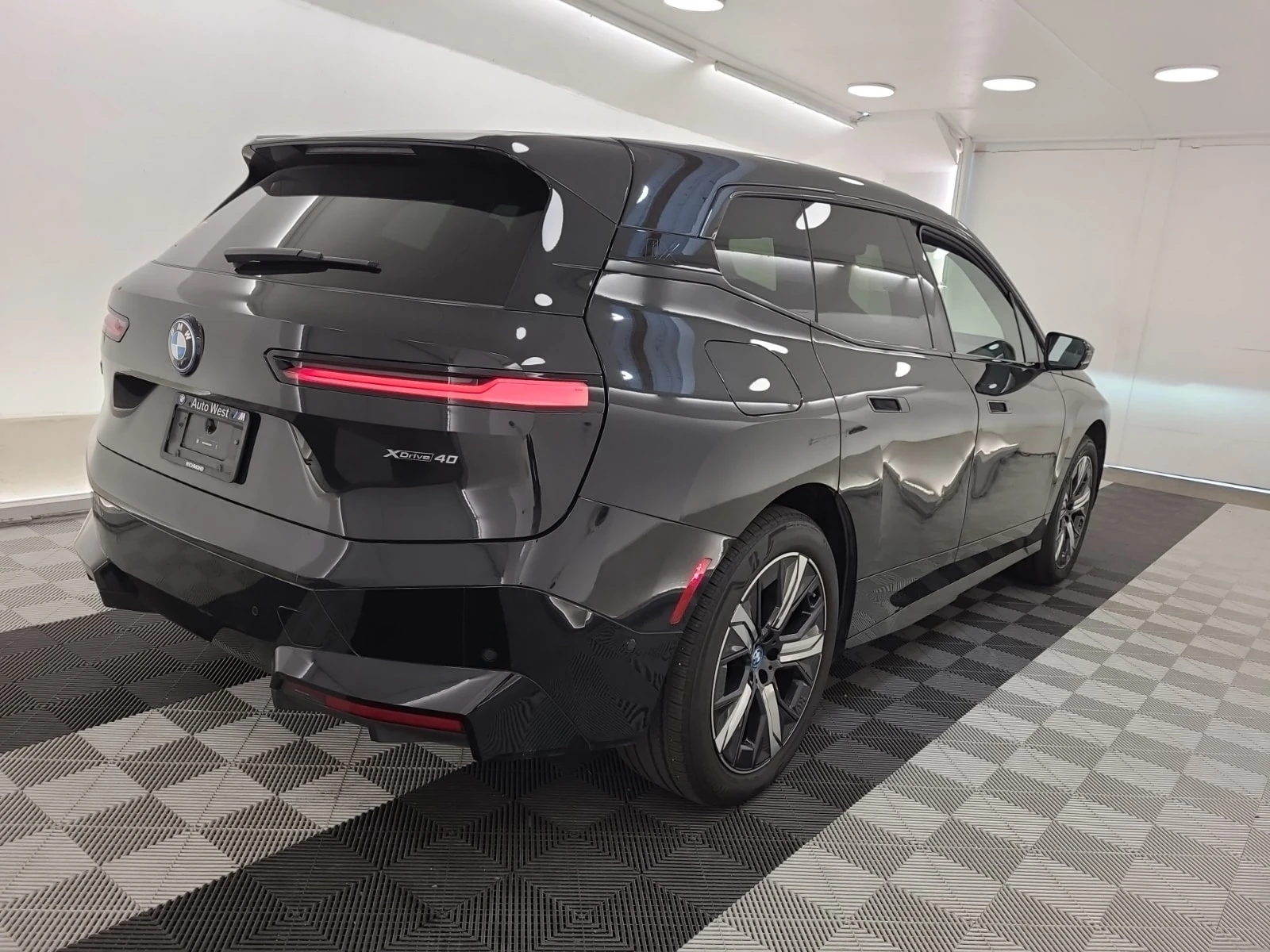 BMW iX * XDRIVE40 * АВТОКРЕДИТ * ГЛАВНО ПРЕДСТАВИТЕЛСТВО, снимка 3 - Автомобили и джипове - 55885361