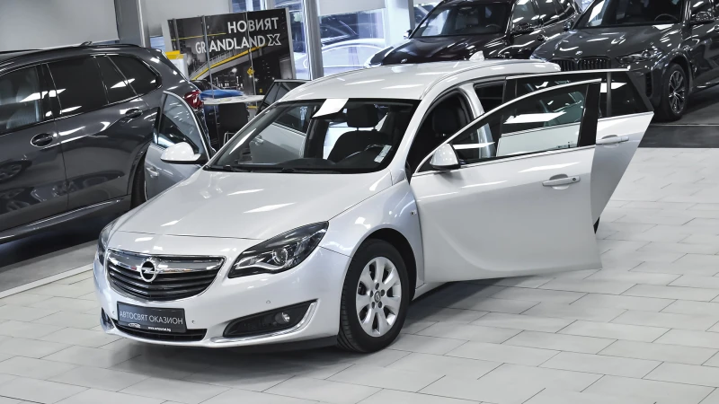 Opel Insignia Sports Tourer 1.6 CDTi Cosmo Automatic, снимка 1 - Автомобили и джипове - 47751235