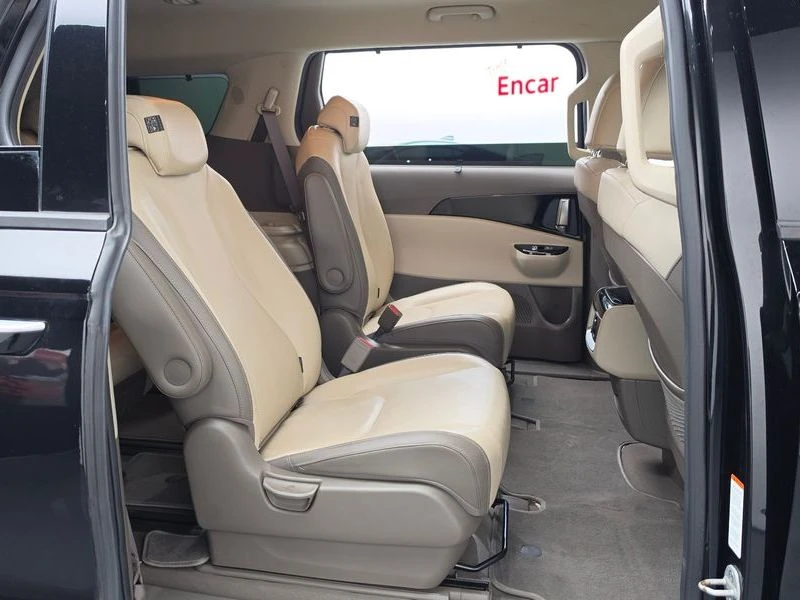 Kia Carnival 2.2 Automatic, снимка 12 - Автомобили и джипове - 55723534