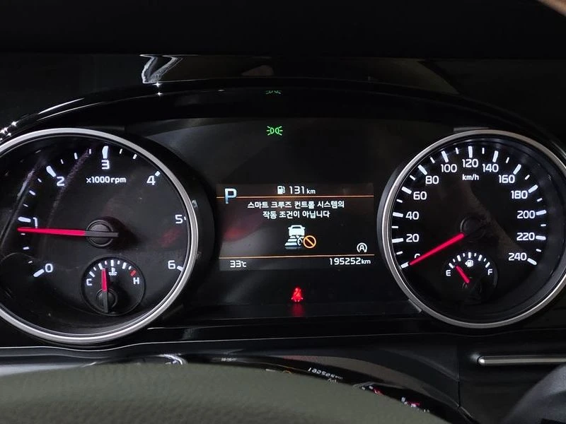 Kia Carnival 2.2 Automatic, снимка 8 - Автомобили и джипове - 55723534