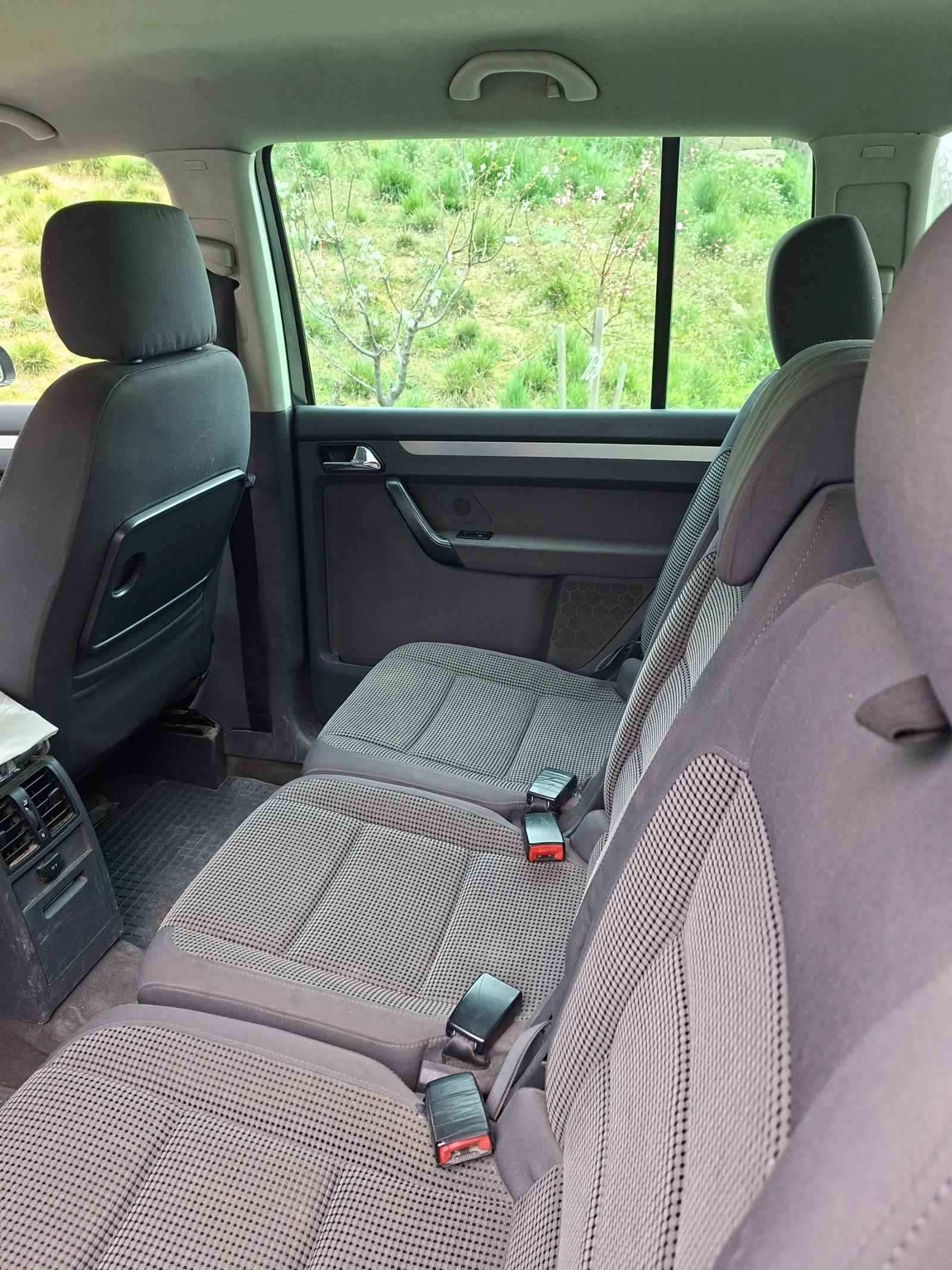 VW Touran Мултифункционален, снимка 7 - Автомобили и джипове - 53181422