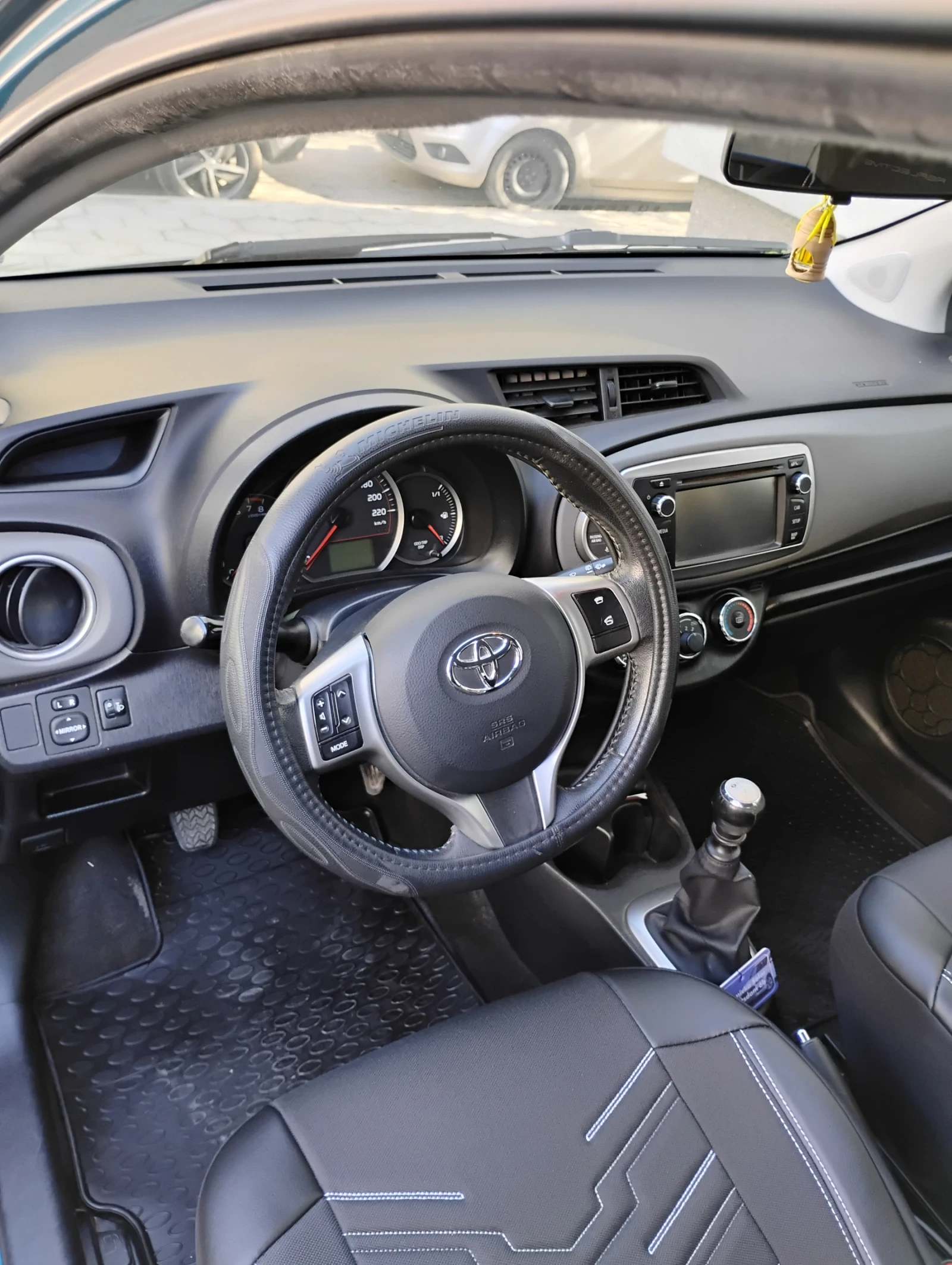 Toyota Yaris 1.3 , снимка 11 - Автомобили и джипове - 54320916