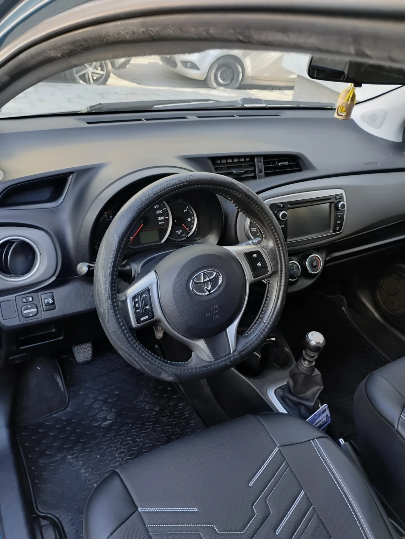 Toyota Yaris 1.3 , снимка 6 - Автомобили и джипове - 54320916