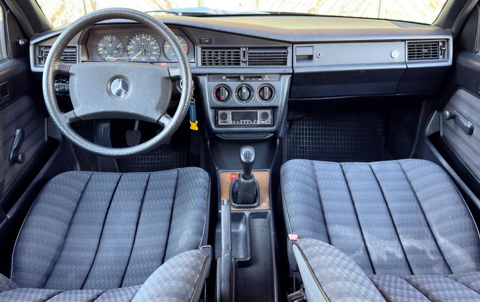 Mercedes-Benz 190 2.0i БЕНЗИН, снимка 9 - Автомобили и джипове - 54956191