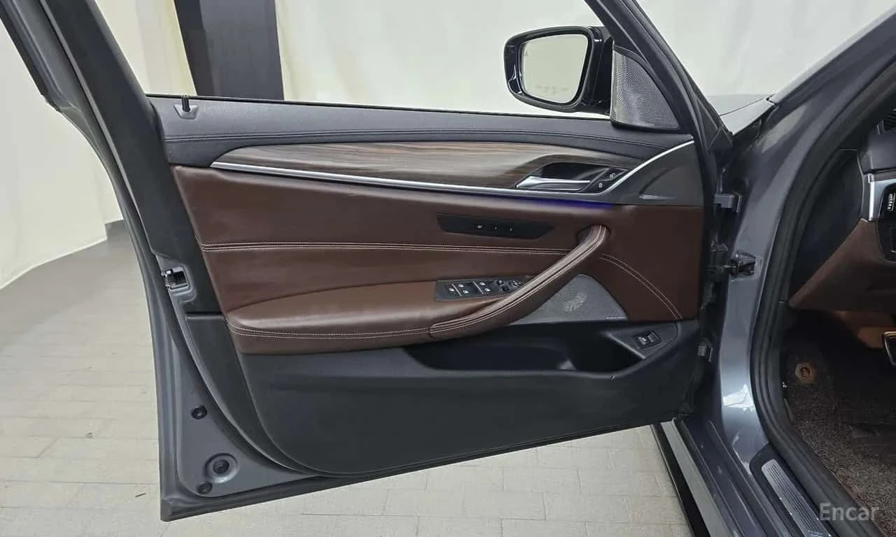 BMW 530  M Pkg Individual Distronic 360 Bowers&Wilkins, снимка 9 - Автомобили и джипове - 55491611