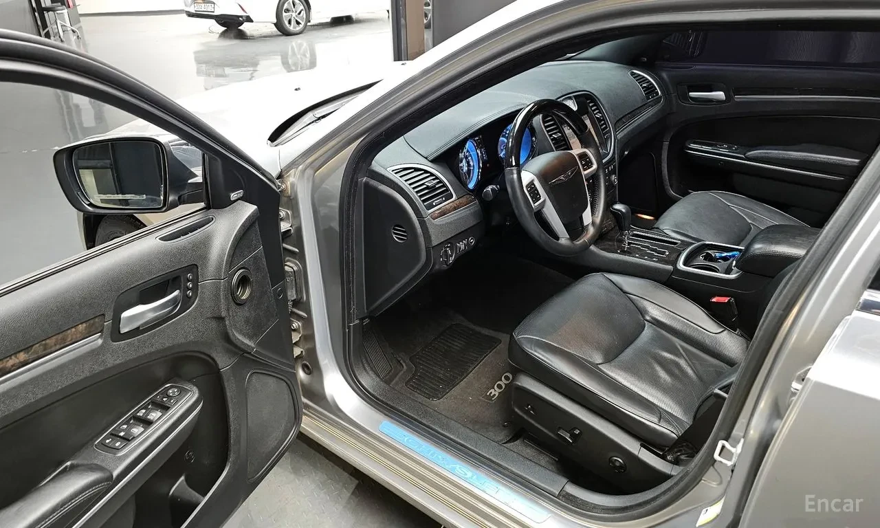 Chrysler 300c 3.0 CRD, снимка 12 - Автомобили и джипове - 56566900