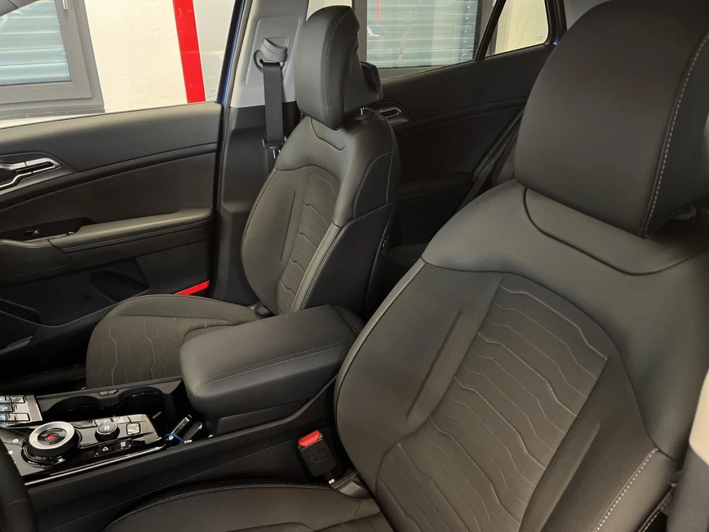 Kia Sportage HYBRID* DISTR* MEMORY* LED* KEYLESS* CARPLAY - изображение 6