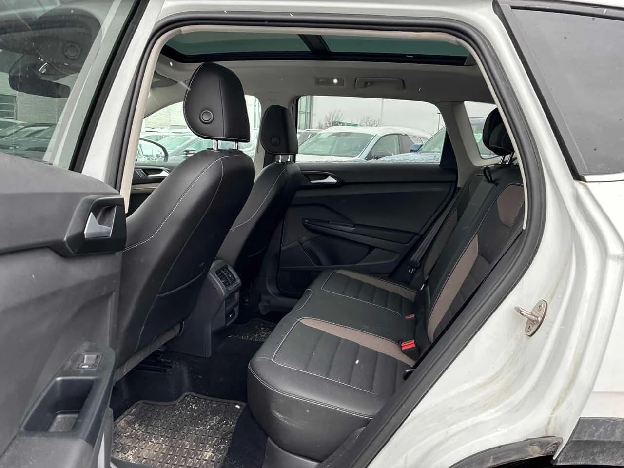 VW Taos * Highline * CARFAX * ПОДГРЕВИ* ОБДУХВАНЕ* ПАНОРАМ, снимка 9 - Автомобили и джипове - 53827641