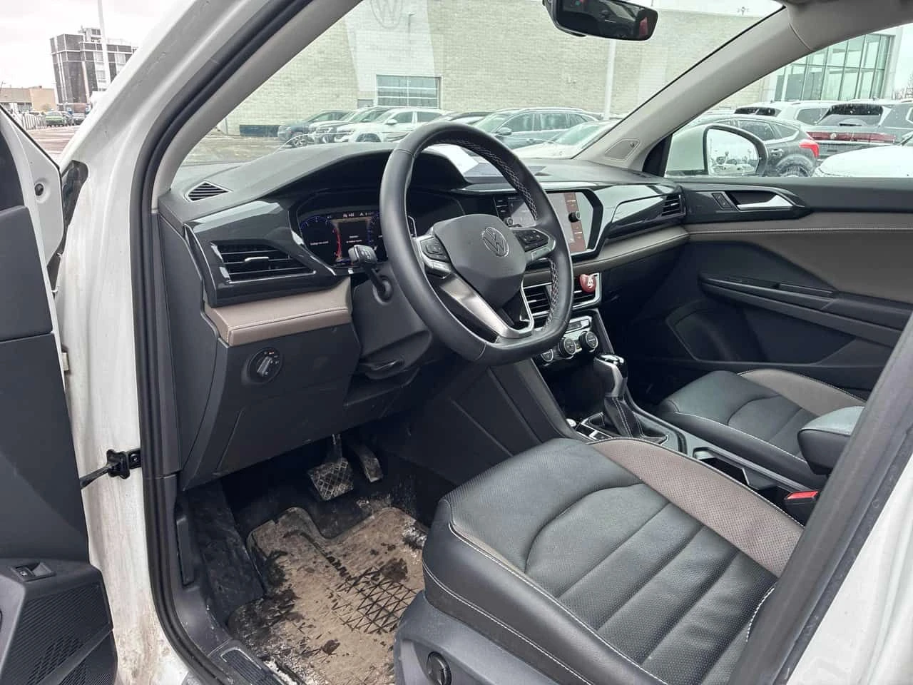 VW Taos * Highline * CARFAX * ПОДГРЕВИ* ОБДУХВАНЕ* ПАНОРАМ, снимка 10 - Автомобили и джипове - 53827641