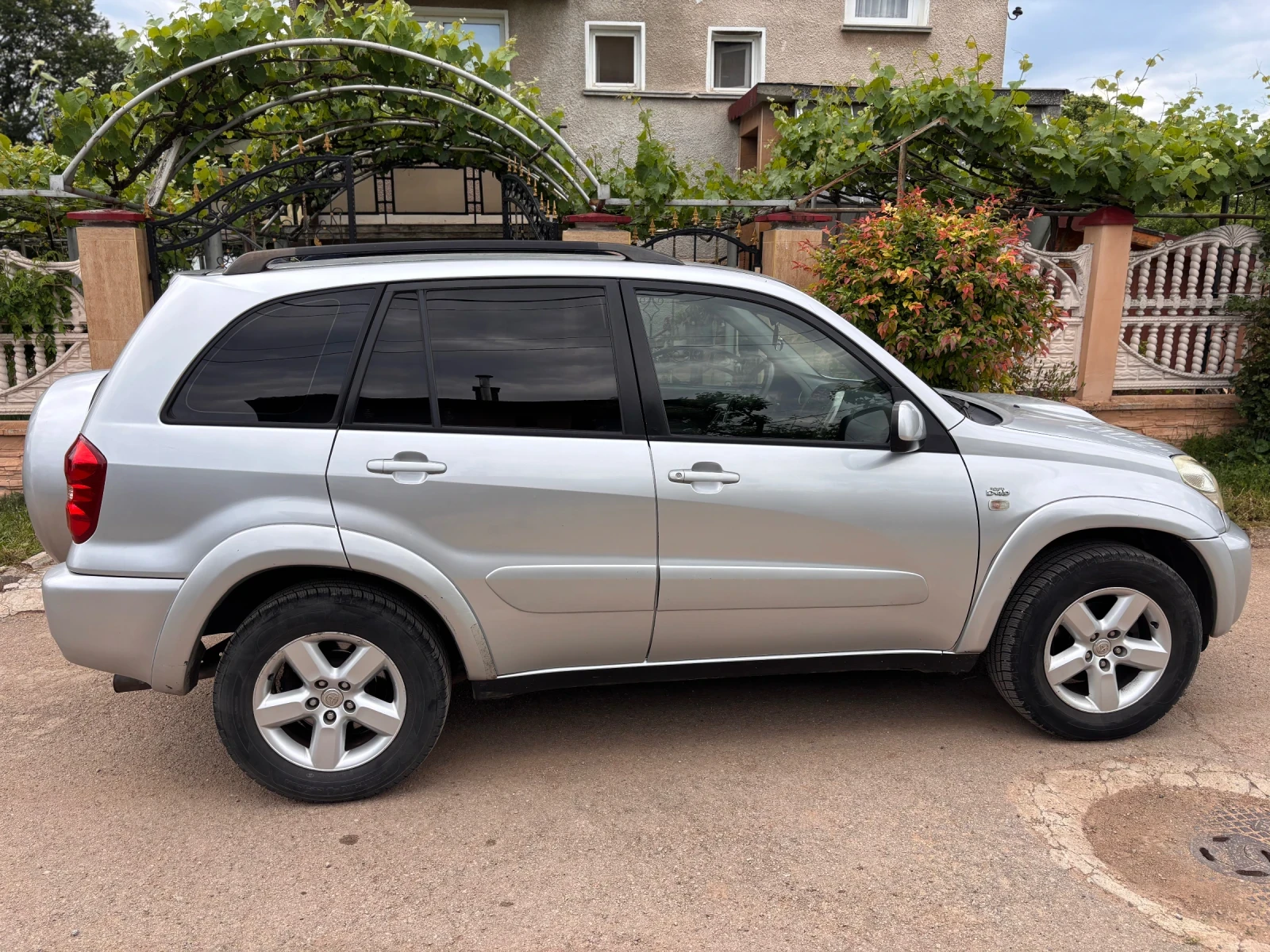 Toyota Rav4 2.0 D-4D, снимка 3 - Автомобили и джипове - 54809162