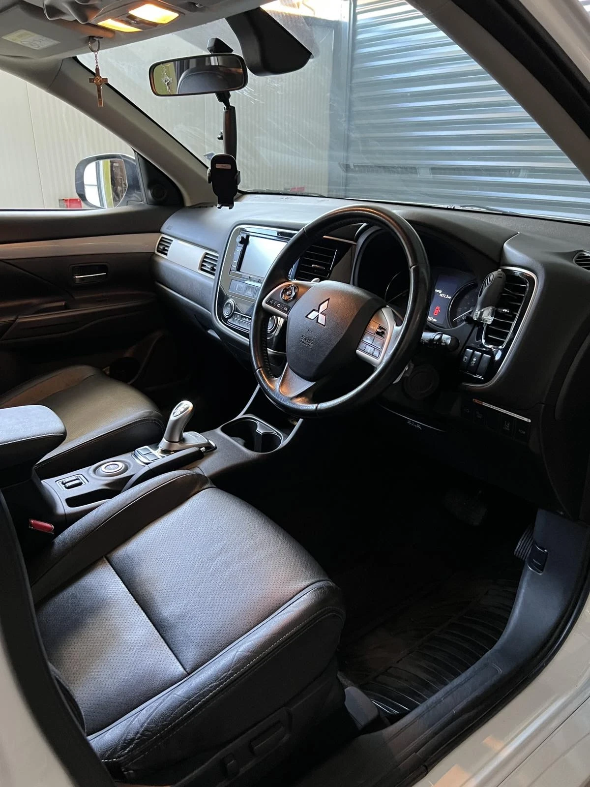 Mitsubishi Outlander 2.0 Plug-in Hybrid , снимка 9 - Автомобили и джипове - 55063545