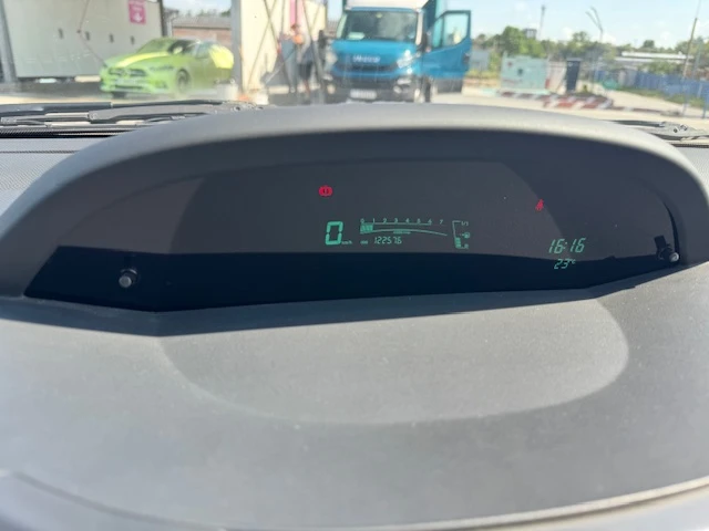 Toyota Yaris 1.0 I - изображение 3