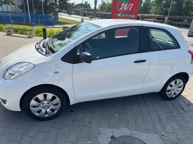 Toyota Yaris 1.0 I - изображение 8