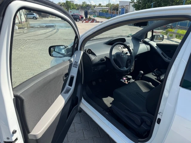 Toyota Yaris 1.0 I - изображение 10