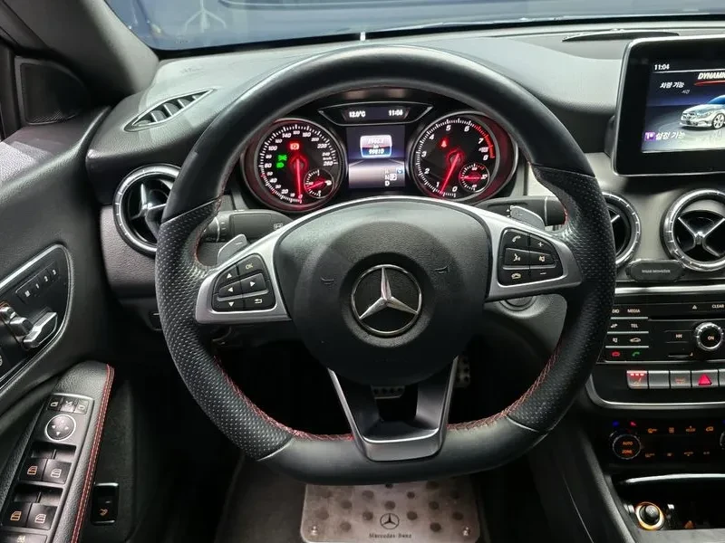 Mercedes-Benz CLA 2.5, снимка 14 - Автомобили и джипове - 54287637