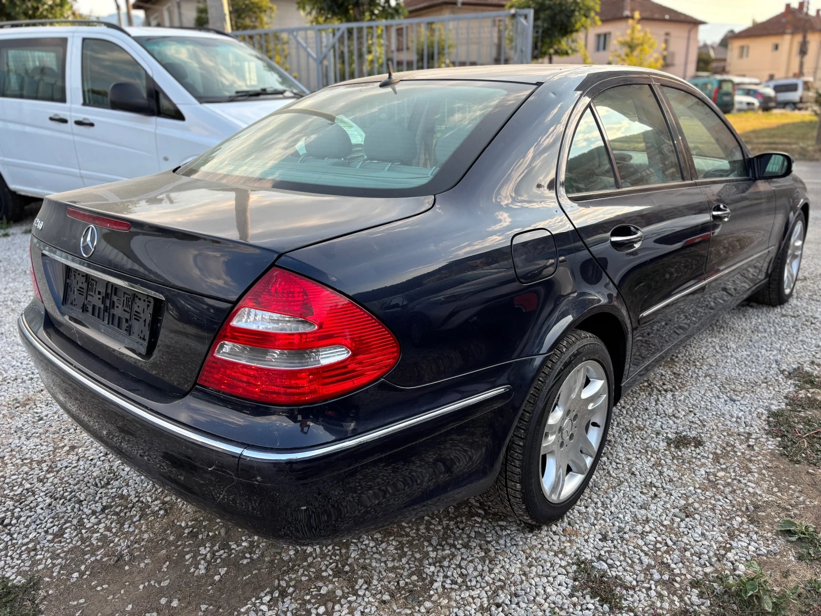 Mercedes-Benz E 240 184k км / FULL SERVICE HISTORY, снимка 3 - Автомобили и джипове - 55851427