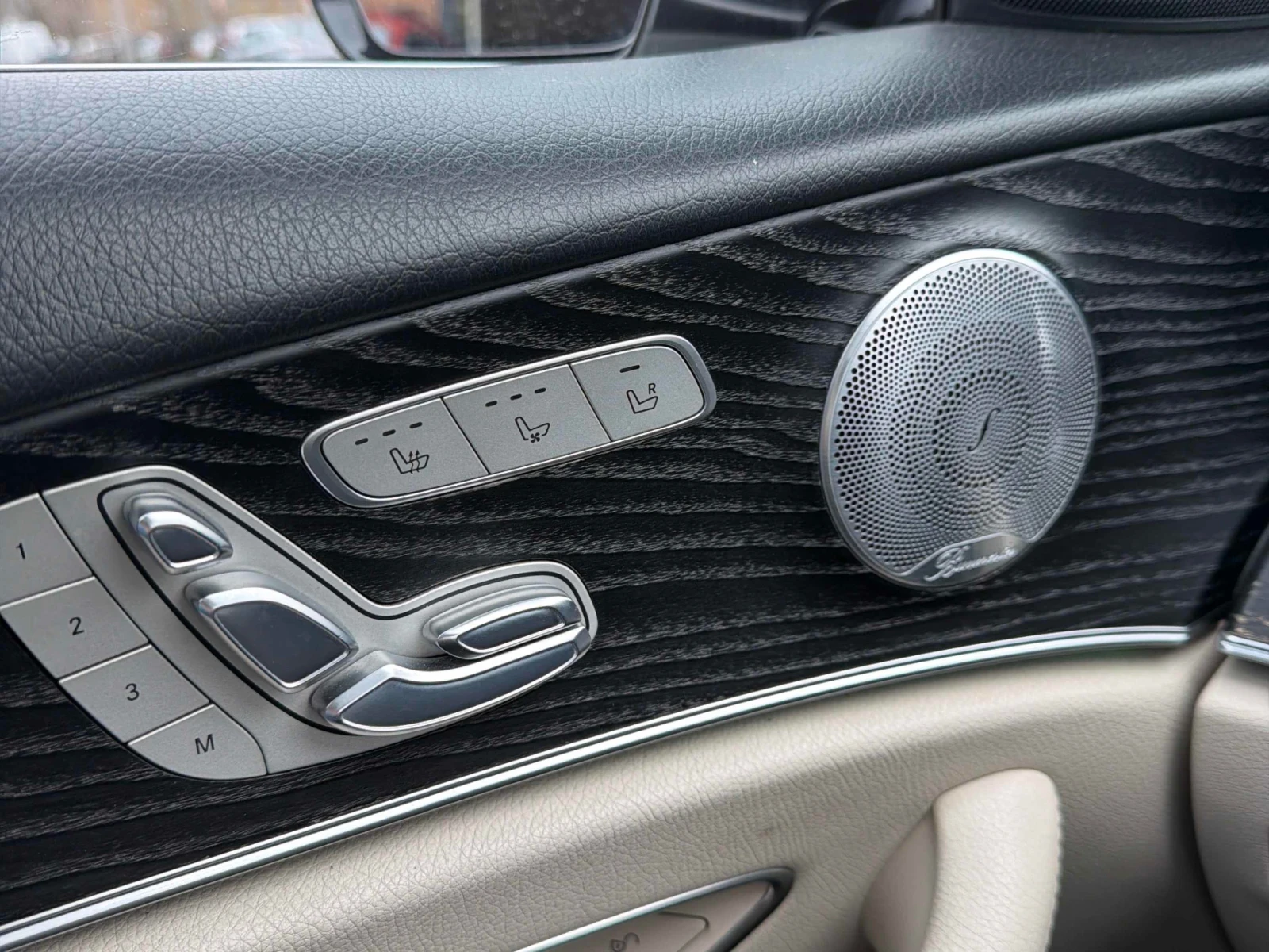 Mercedes-Benz E 400 AMG * ОБДУХВАНЕ * BURMESTER * PANO * CARFAX * , снимка 11 - Автомобили и джипове - 54396792