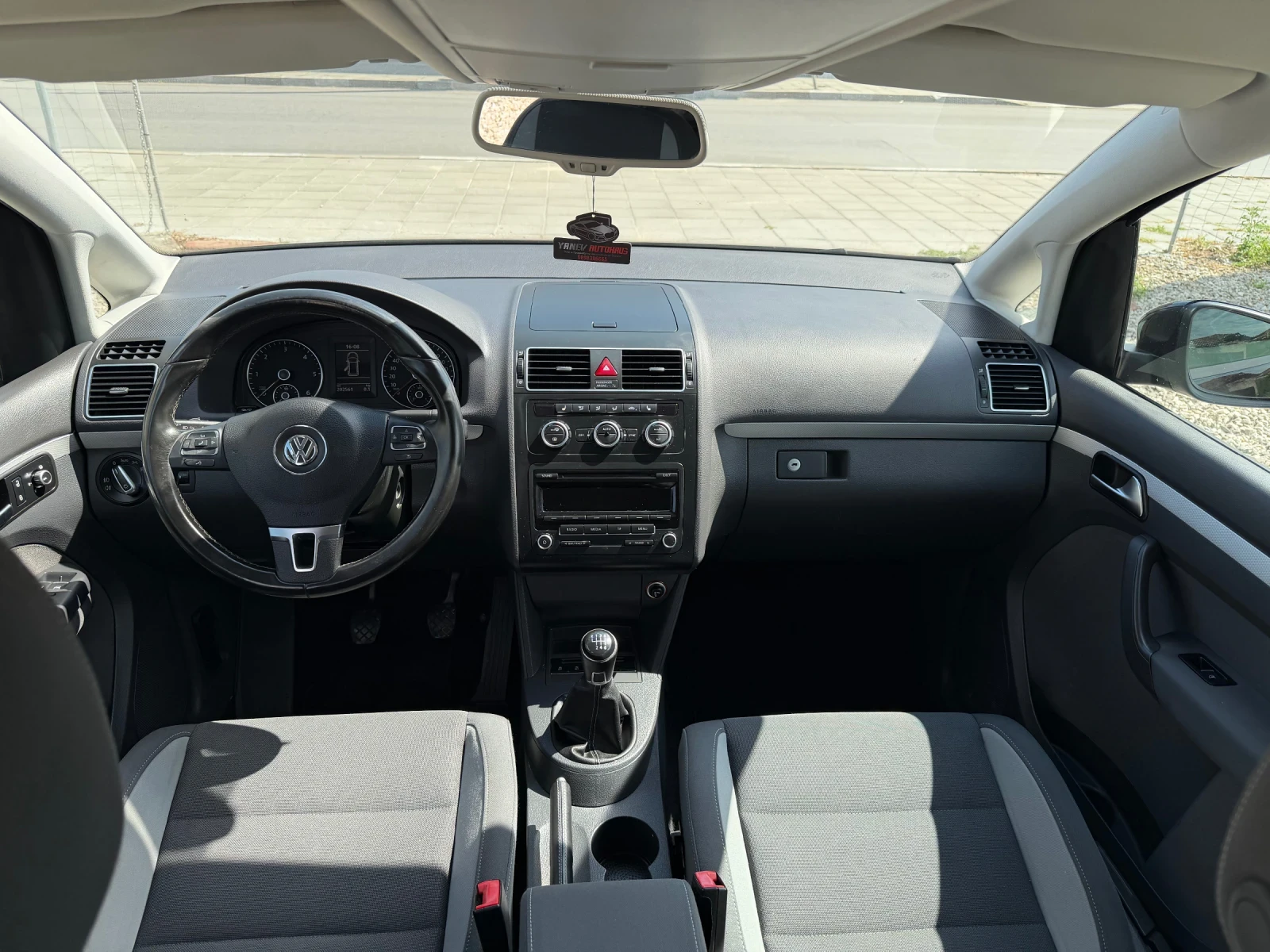 VW Touran 2.0TDi / Подгрев / Самопаркиране, снимка 10 - Автомобили и джипове - 55273149