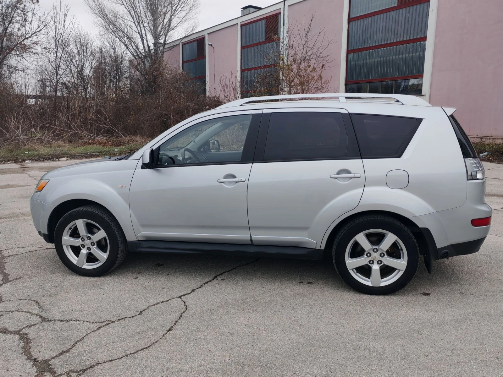 Mitsubishi Outlander 2.4i GAZ 4X4 7+ 1M 2009G - изображение 3