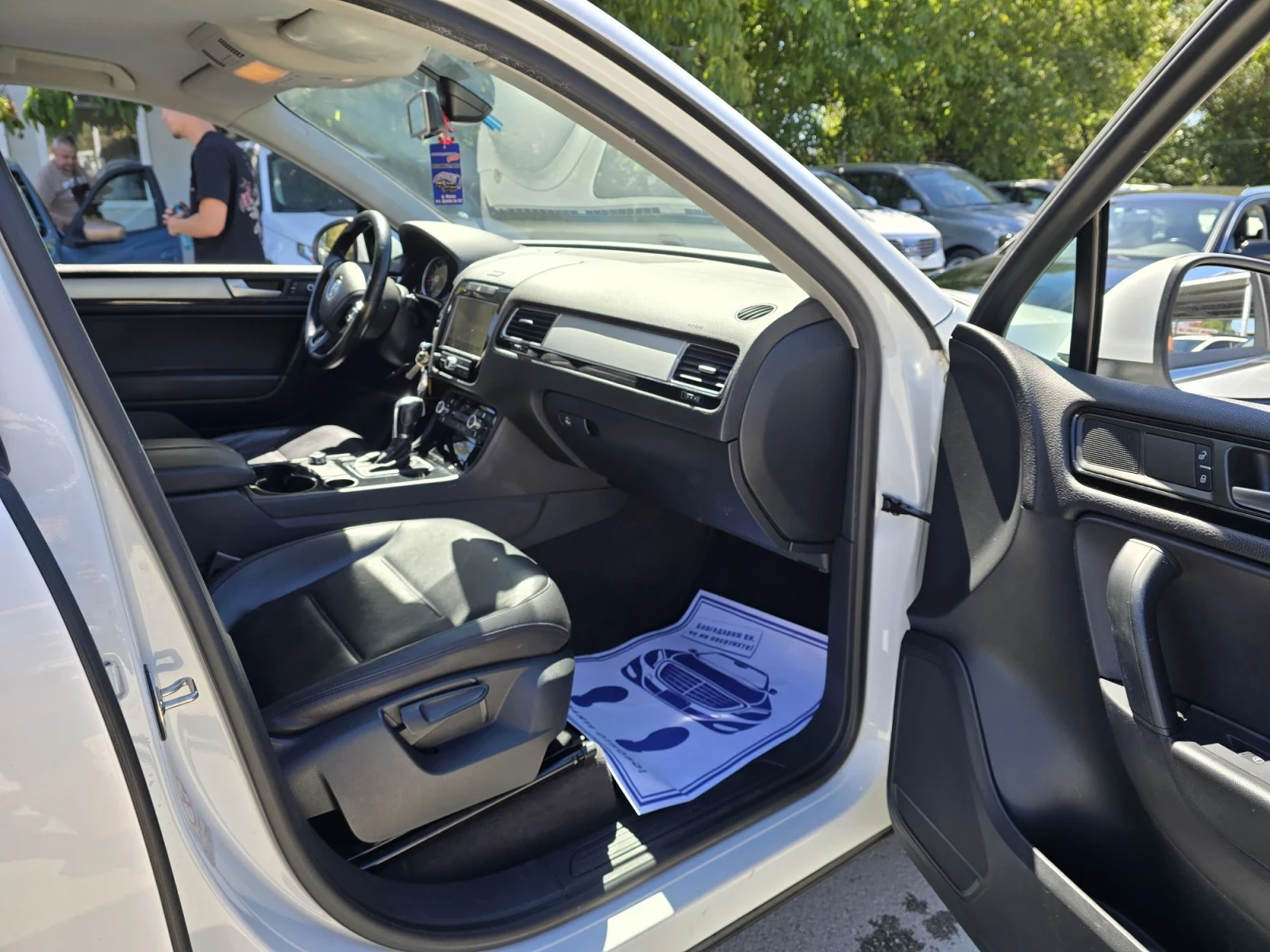 VW Touareg 3.0TDI 245к.с 4х4 Топ състояние , снимка 13 - Автомобили и джипове - 52627697