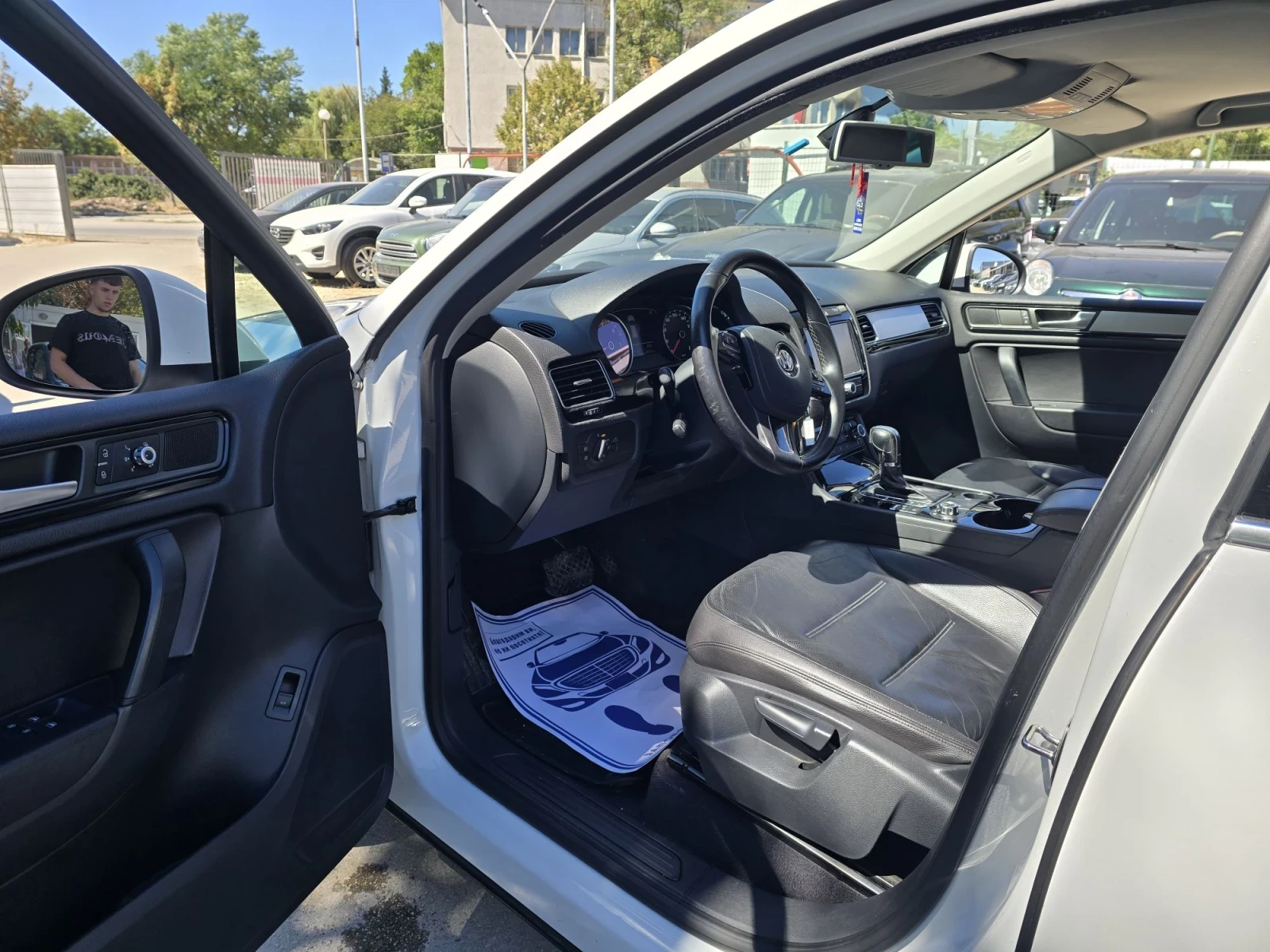 VW Touareg 3.0TDI 245к.с 4х4 Топ състояние , снимка 10 - Автомобили и джипове - 52627697