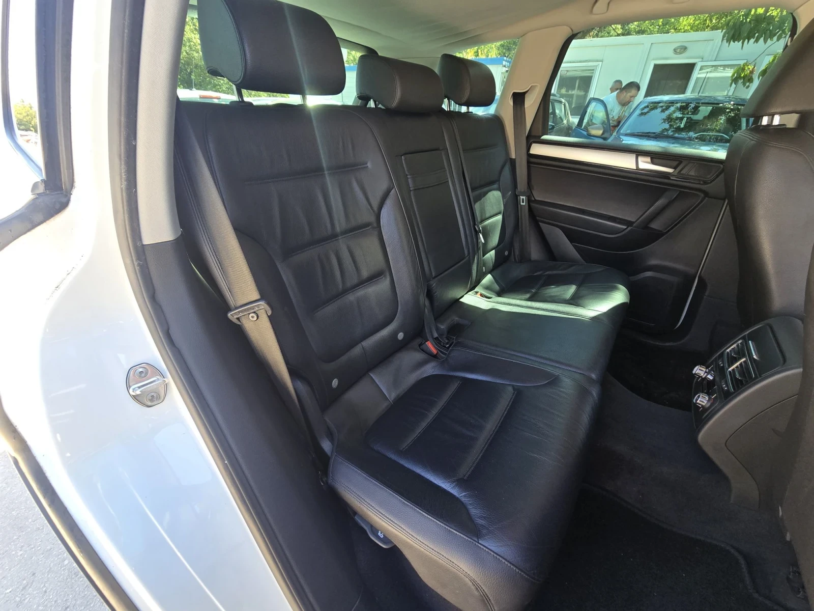 VW Touareg 3.0TDI 245к.с 4х4 Топ състояние , снимка 14 - Автомобили и джипове - 52627697