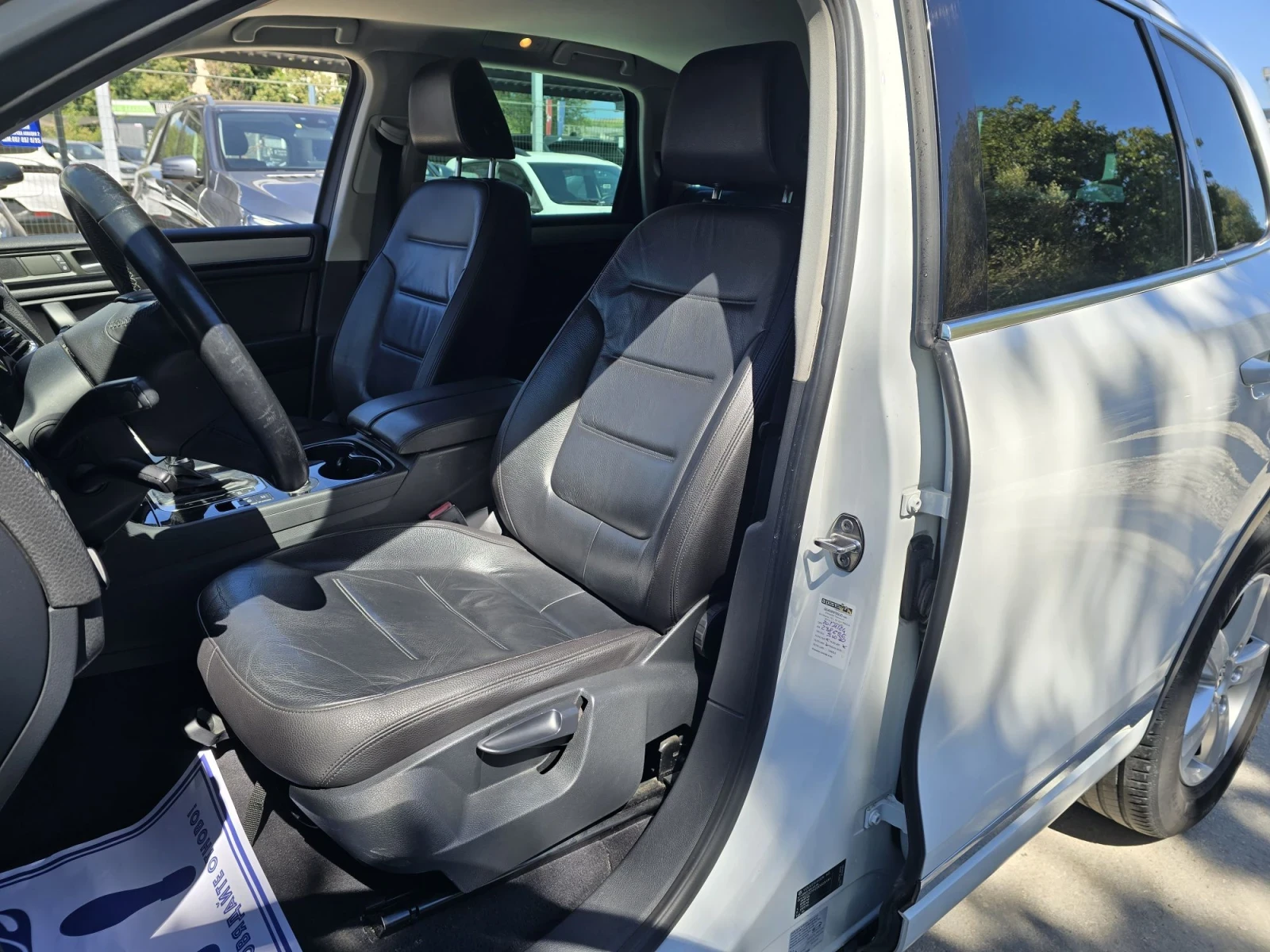 VW Touareg 3.0TDI 245к.с 4х4 Топ състояние , снимка 9 - Автомобили и джипове - 52627697