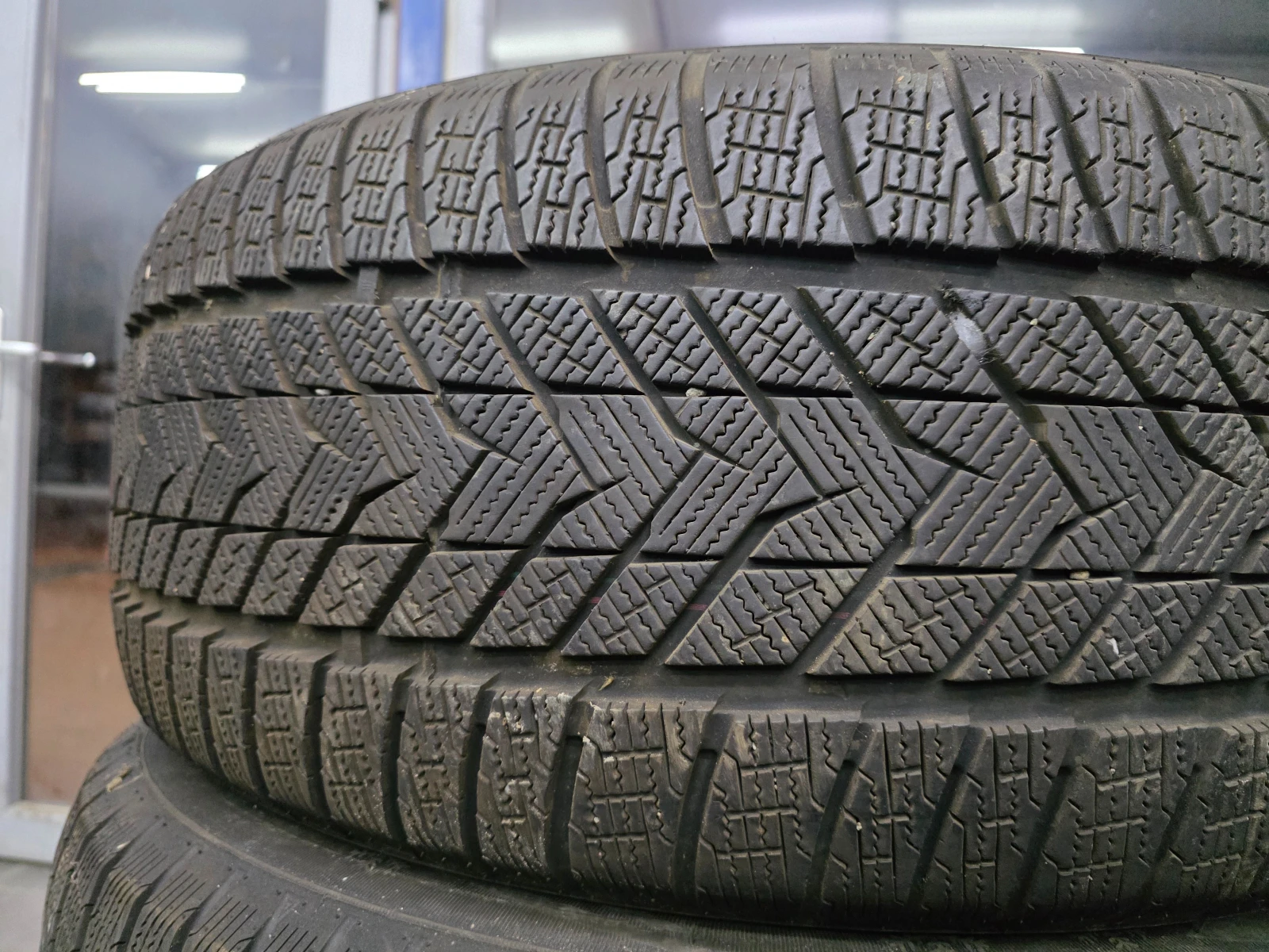 Гуми Зимни 255/50R20, снимка 3 - Гуми и джанти - 54000985