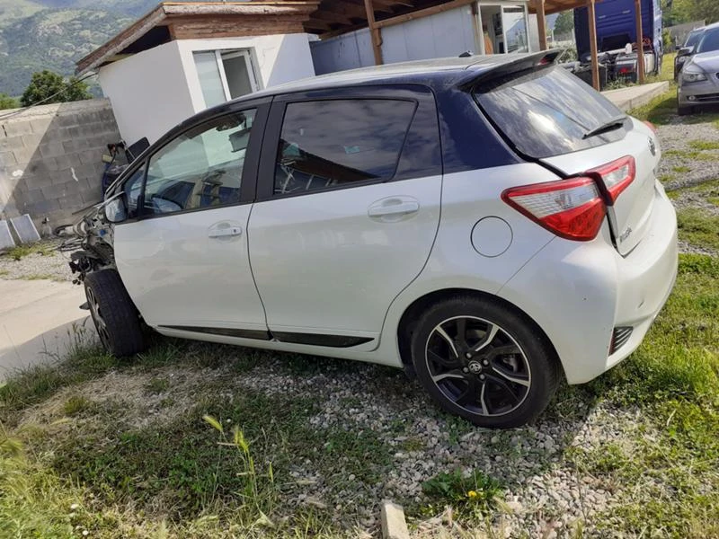 Toyota Yaris 1.5 HIBRID, снимка 4 - Автомобили и джипове - 45944442