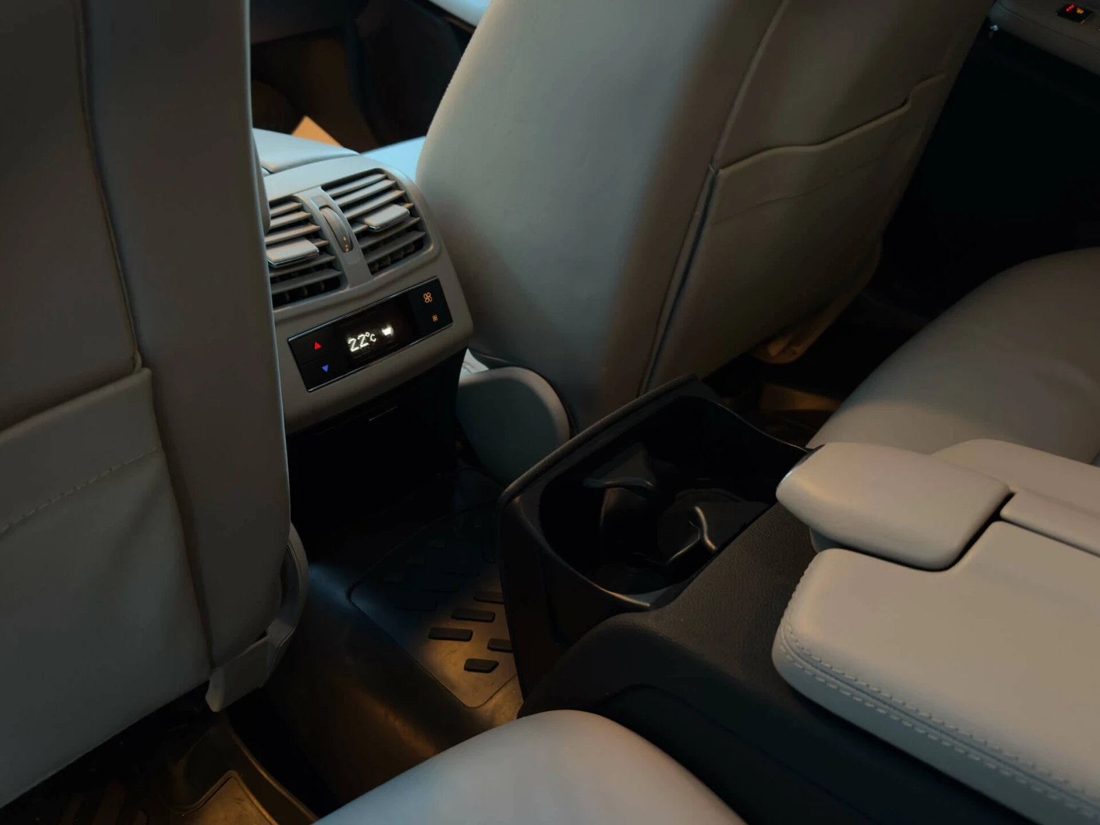 Mercedes-Benz E 350 AMG/4Matic/Ambient/Harman Kardon/Шибедах/Камера - изображение 9