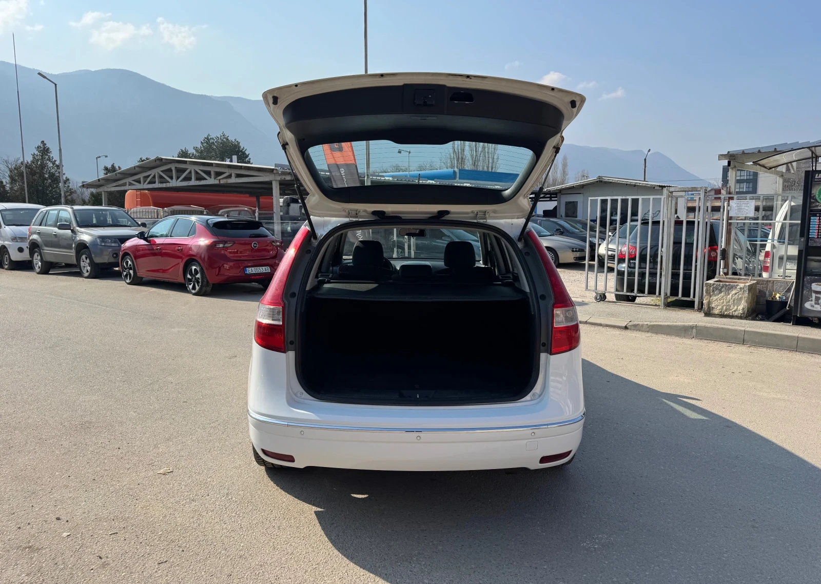 Hyundai I30 SW 1.6 CRDI KLIMA, снимка 16 - Автомобили и джипове - 53746396