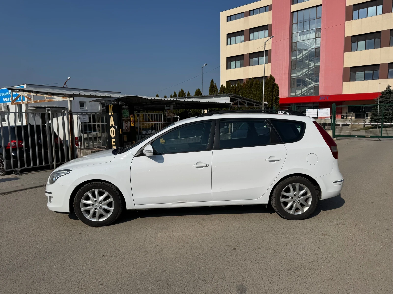 Hyundai I30 SW 1.6 CRDI KLIMA, снимка 8 - Автомобили и джипове - 53746396