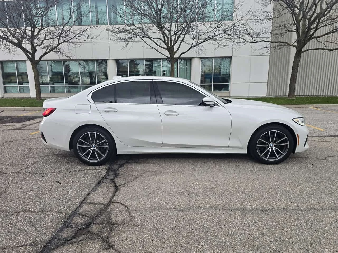 BMW 330 i xDrive/ДИСТРОНИК/ШИБИДАХ/360 КАМЕРИ, снимка 5 - Автомобили и джипове - 54387558