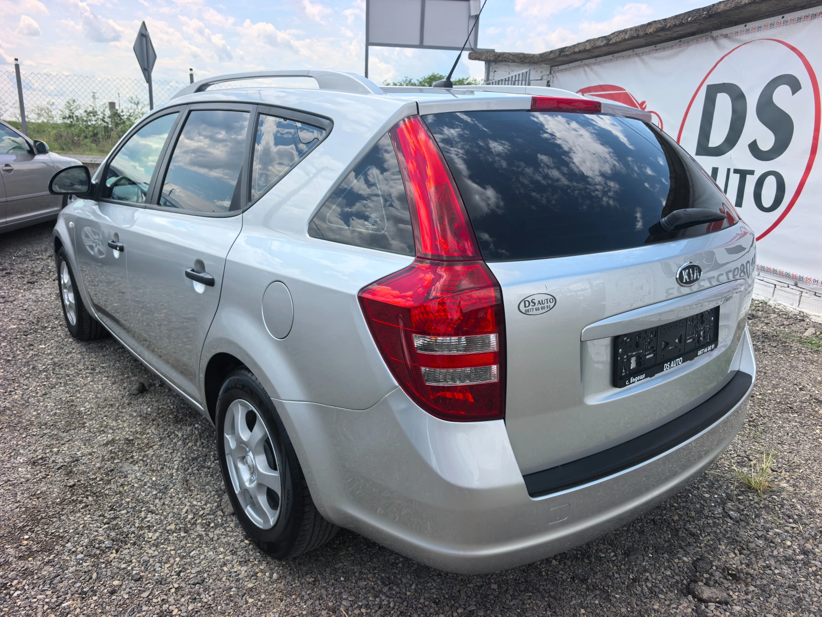 Kia Ceed 1.6i, снимка 3 - Автомобили и джипове - 54821978