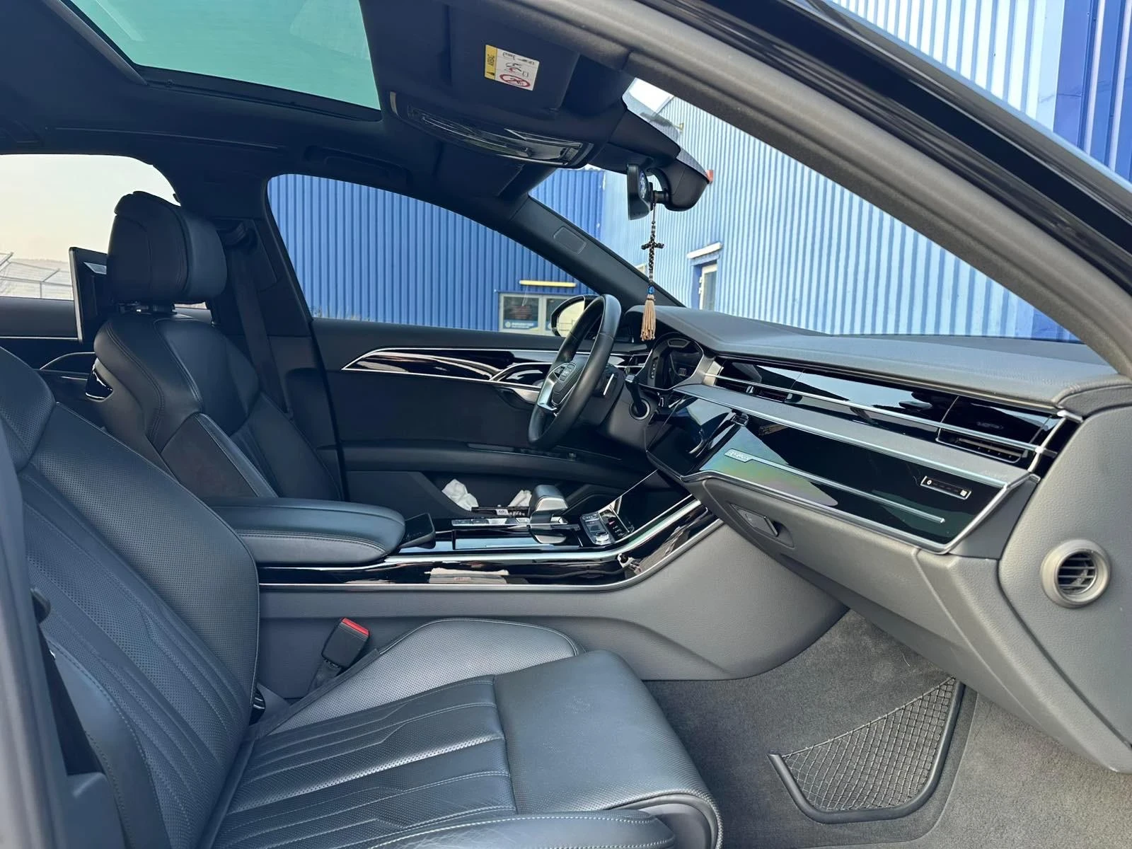 Audi A8 5.0TFSI 77 000км. ПЪЛНА СЕРВИЗНА ИСТОРИЯ* , снимка 11 - Автомобили и джипове - 55037723