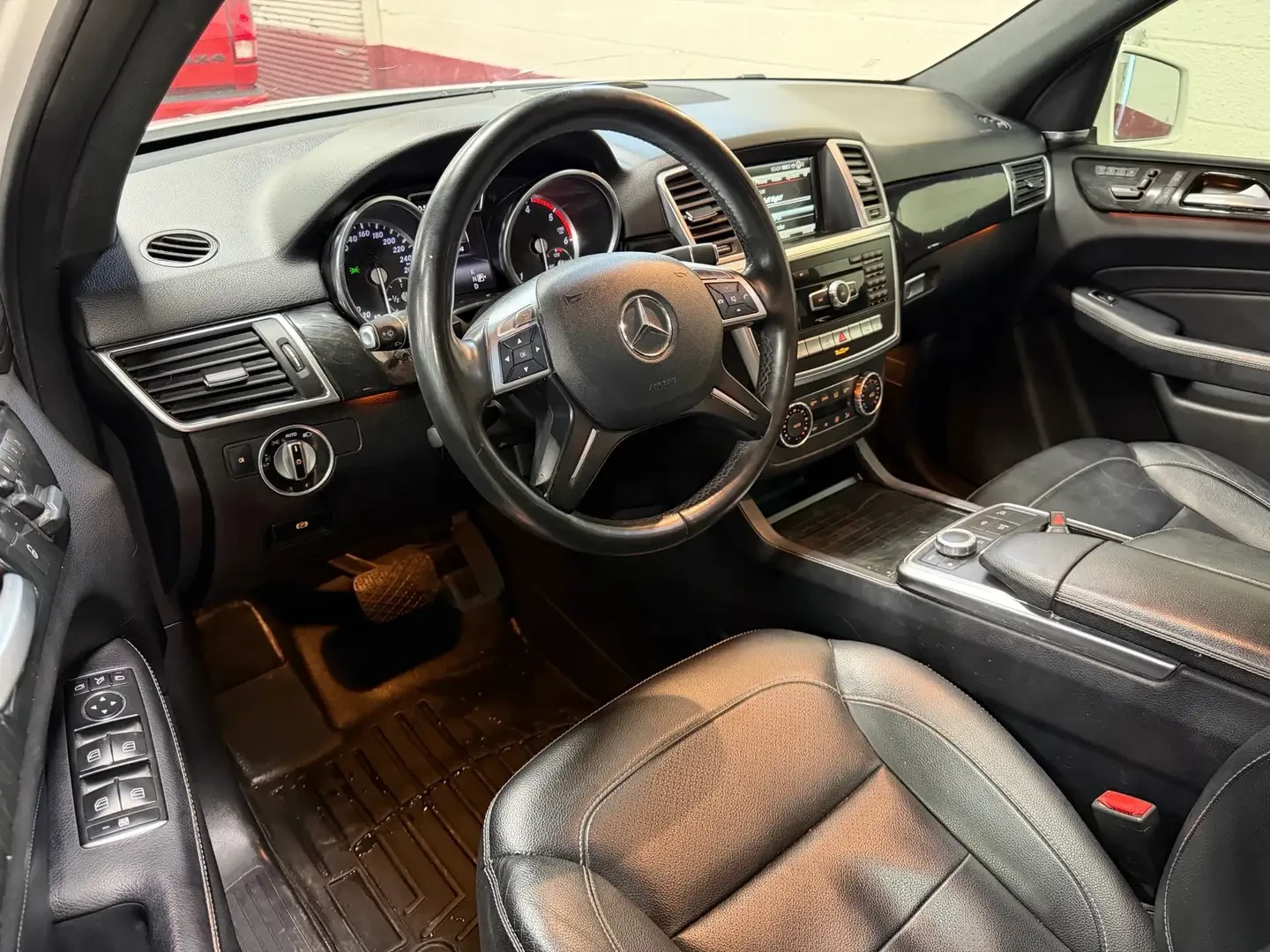 Mercedes-Benz ML 350 BlueTEC* AMG* Harman Kardon, снимка 7 - Автомобили и джипове - 55146017