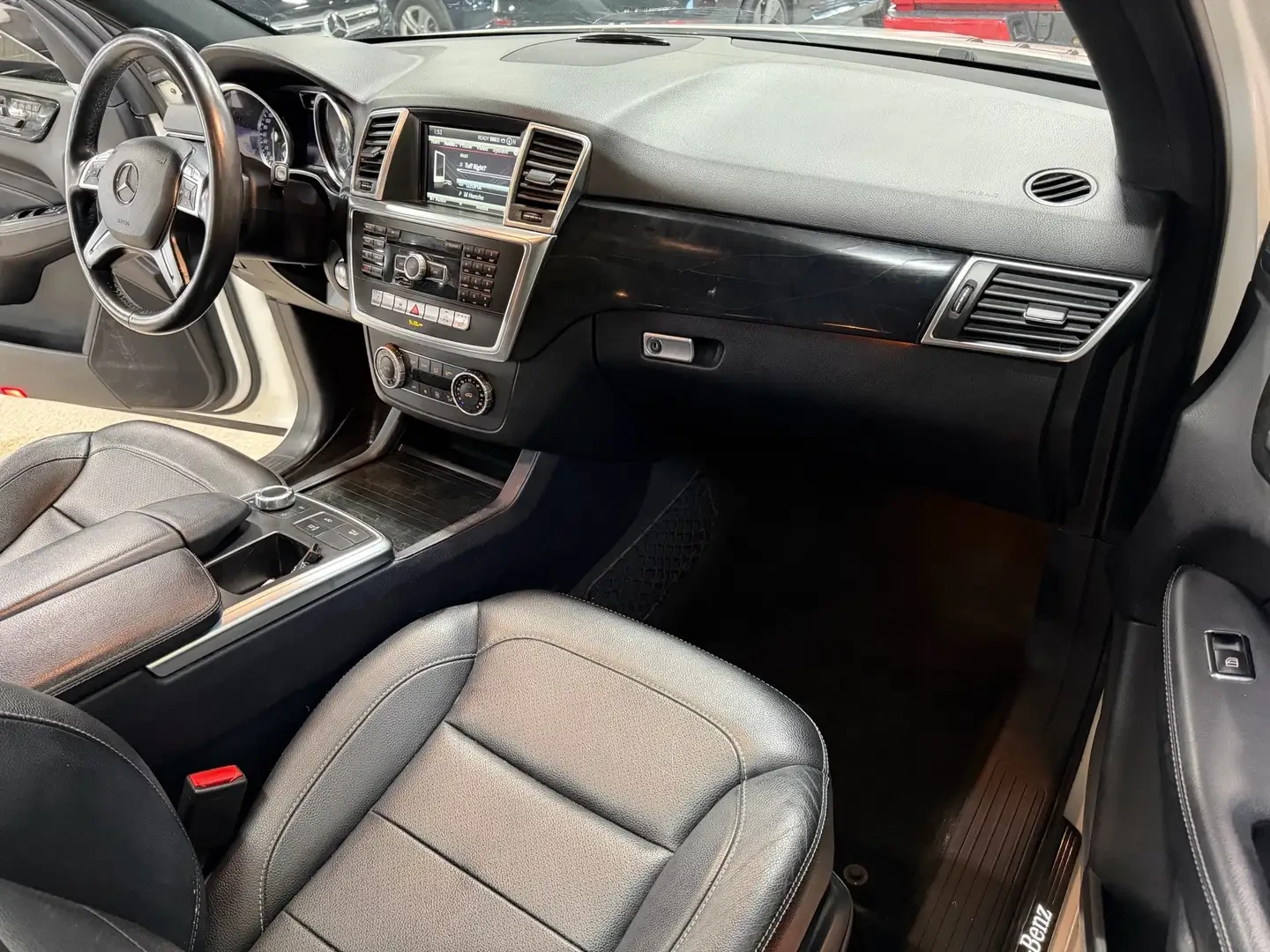 Mercedes-Benz ML 350 BlueTEC* AMG* Harman Kardon, снимка 8 - Автомобили и джипове - 55146017