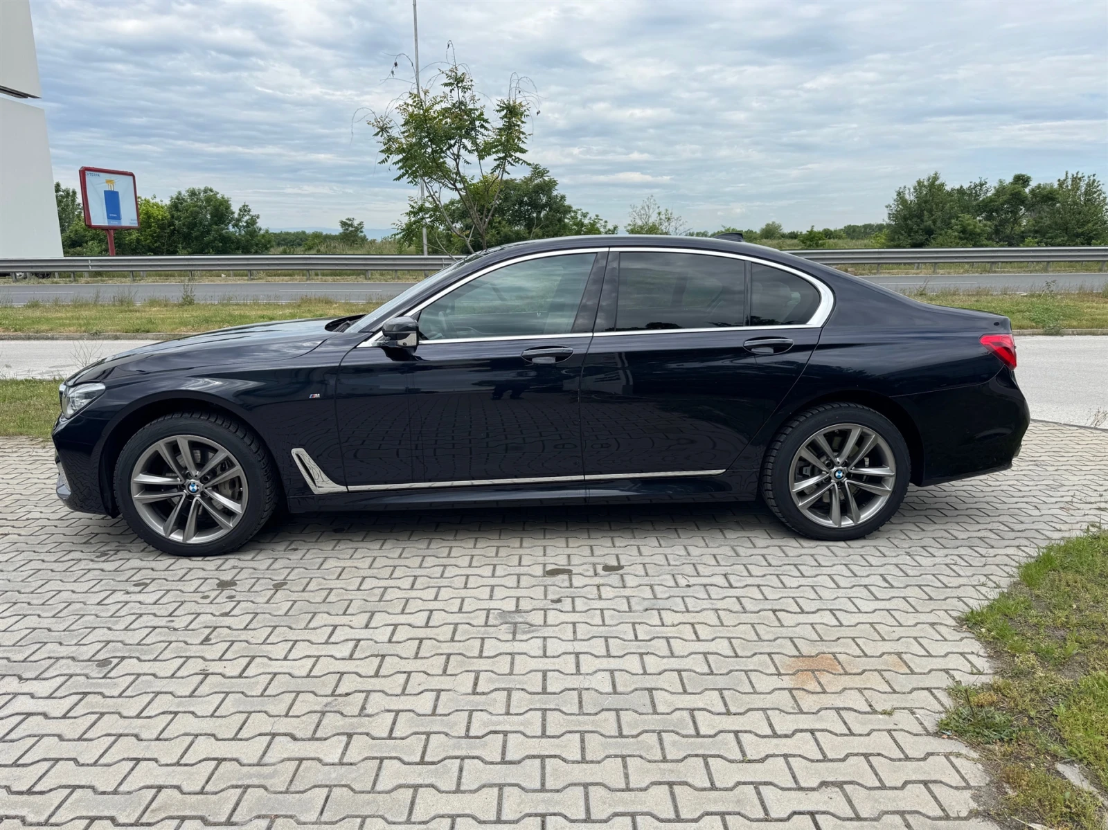 BMW 730 xDrive Sedan - изображение 3