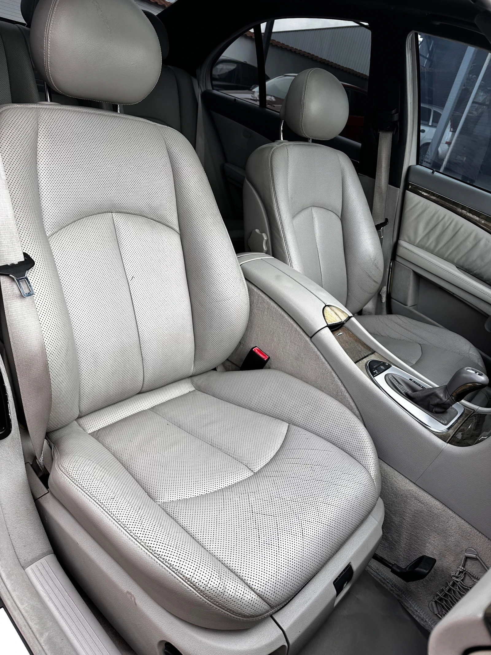 Mercedes-Benz E 500 AMG-ПАКЕТ/ОБДУХВАНЕ/ПОДГРЕВ - изображение 7