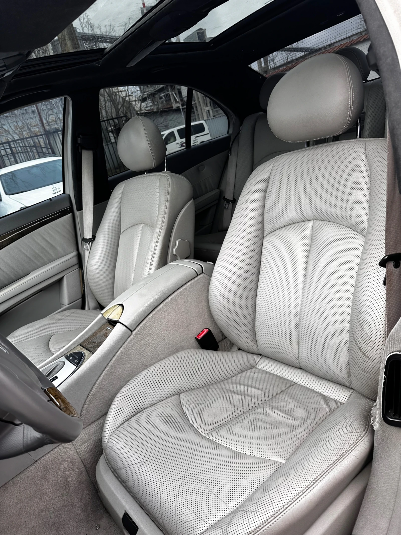 Mercedes-Benz E 500 AMG-ПАКЕТ/ОБДУХВАНЕ/ПОДГРЕВ - изображение 6