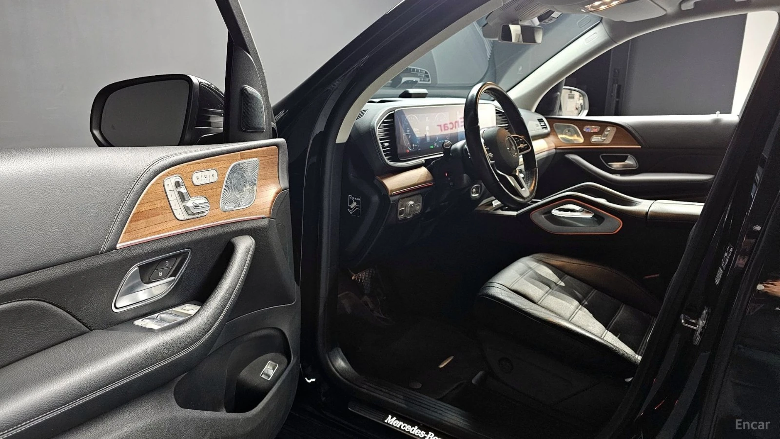Mercedes-Benz GLE 450 AMG Line| AIR| DISTRO| ОБДУХ| 360| HUD| 3 AC| , снимка 9 - Автомобили и джипове - 56136108