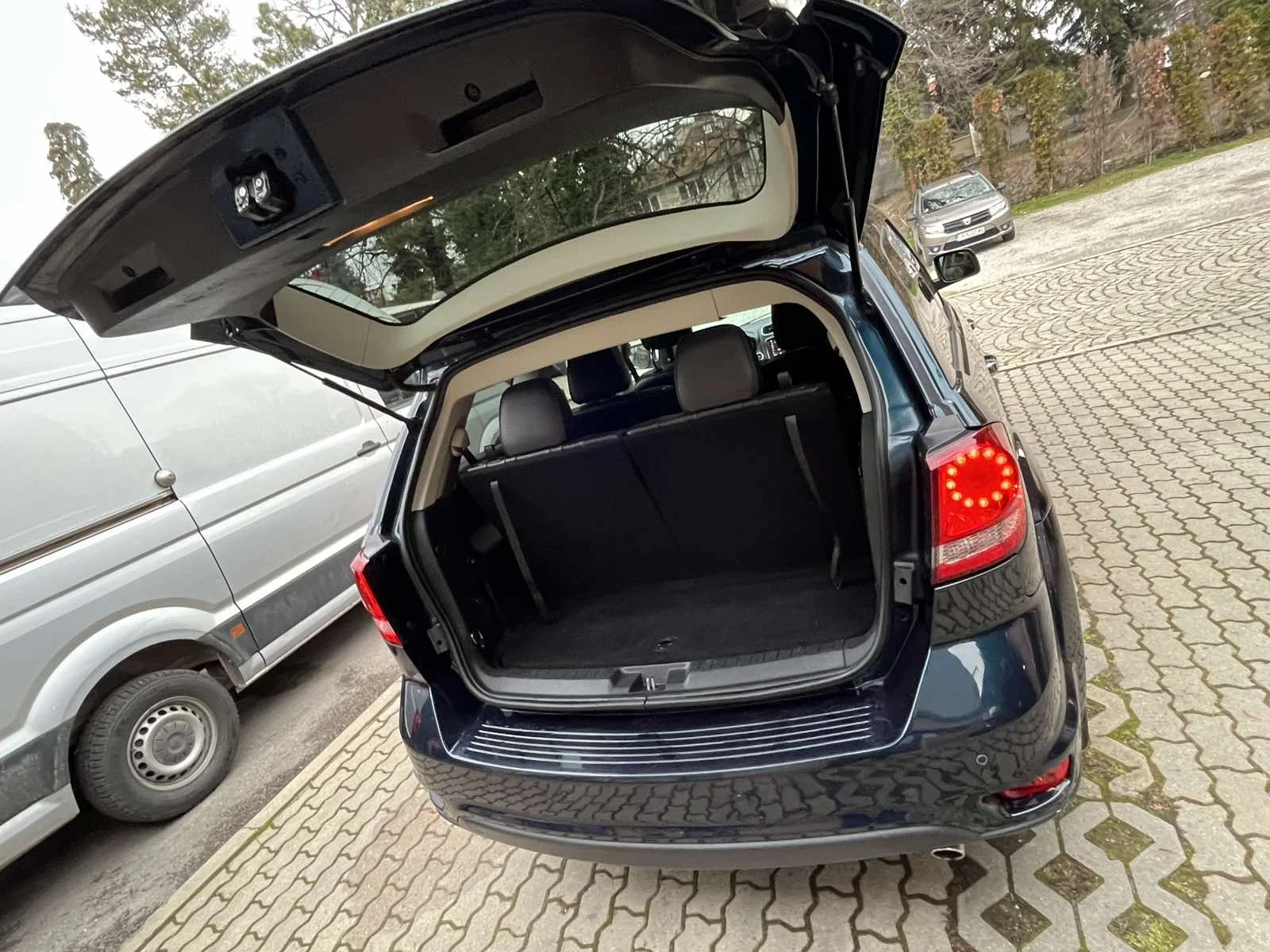 Fiat Freemont 2.0 Multijet АВТОМАТ4x4 DVD 7 МЕСТЕН КОЖЕН САЛОН  , снимка 6 - Автомобили и джипове - 53714488