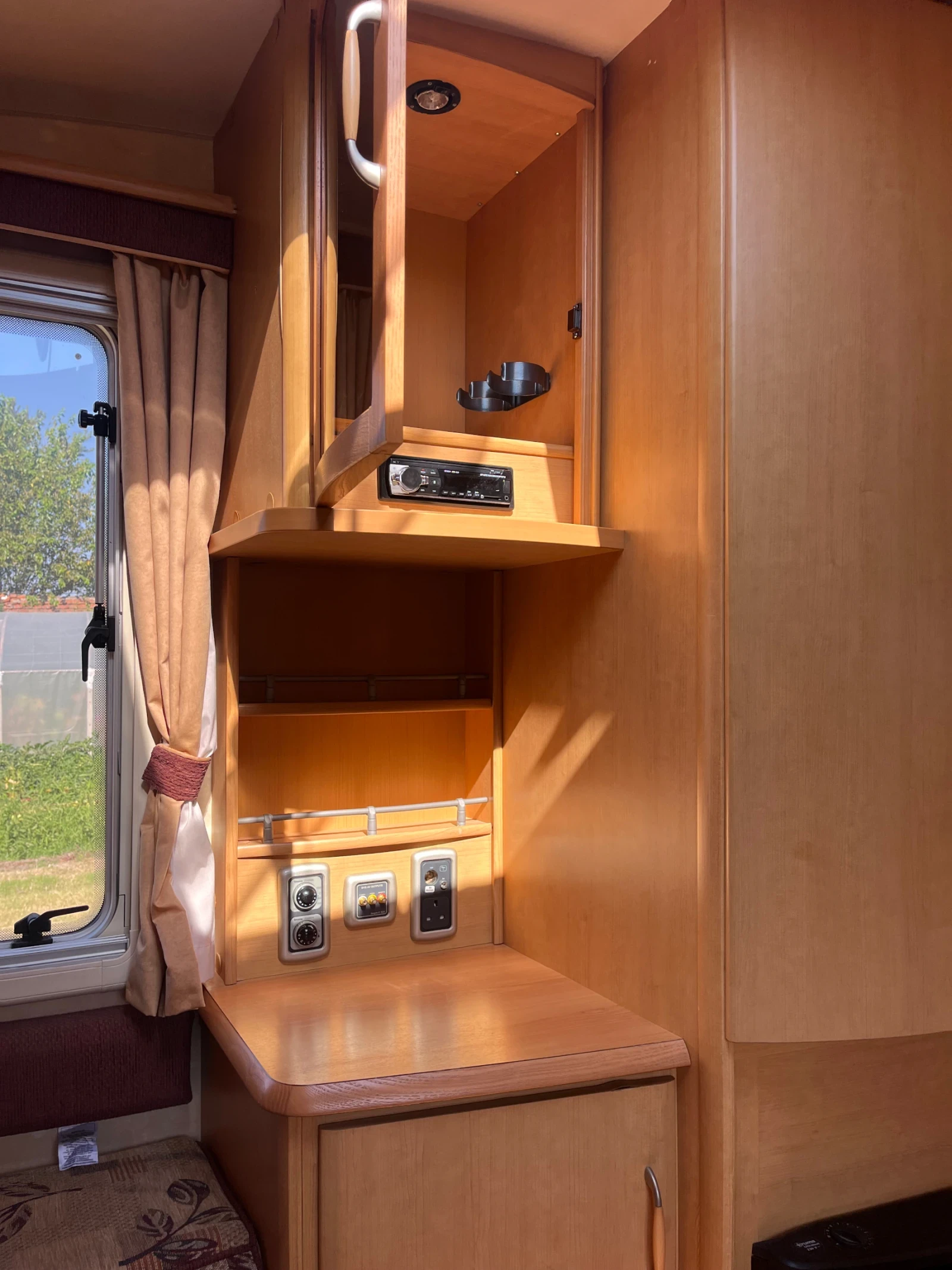 Каравана Swift Abbey 420, снимка 10 - Каравани и кемпери - 55557704