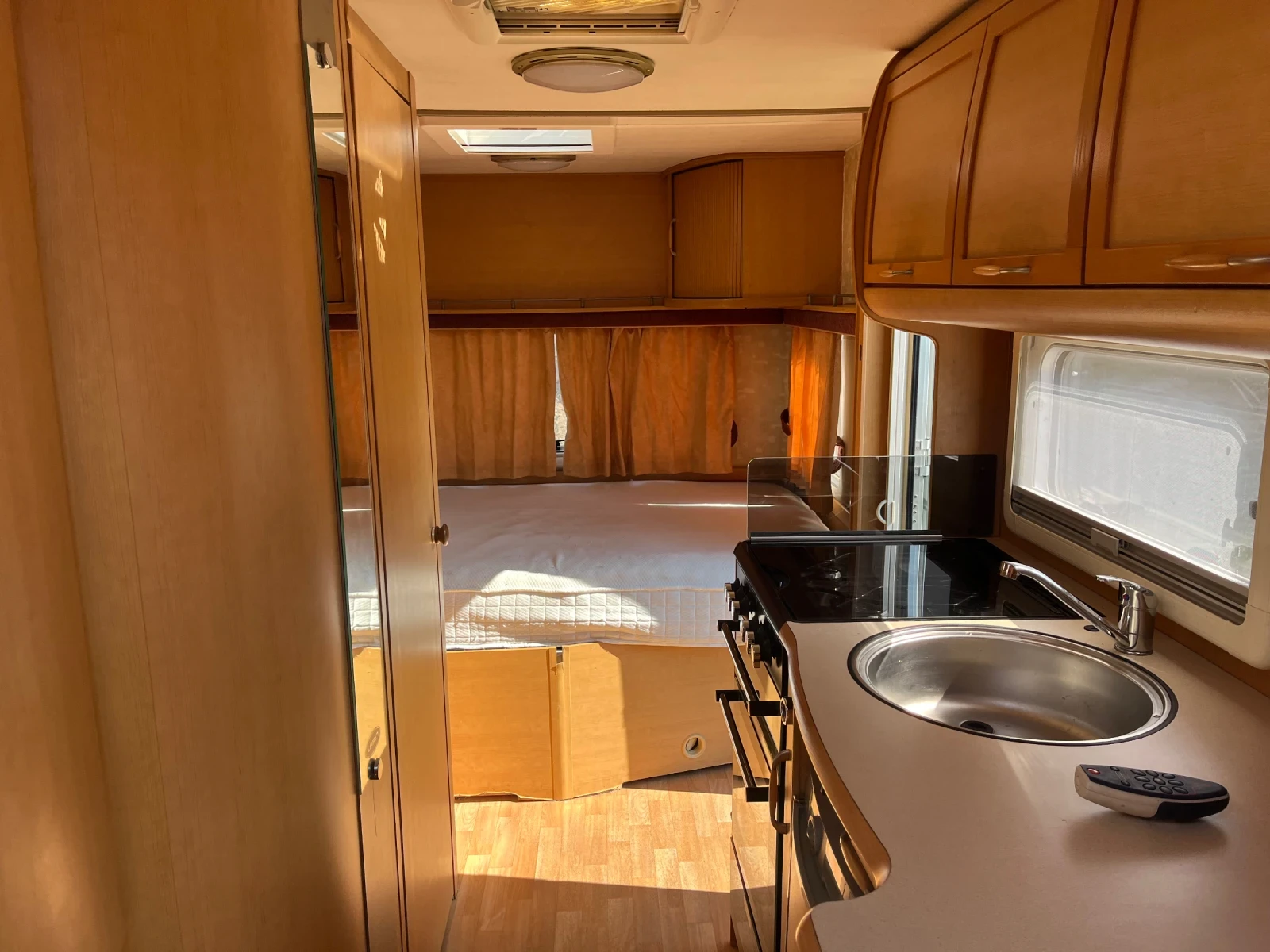 Каравана Swift Abbey 420, снимка 16 - Каравани и кемпери - 55557704