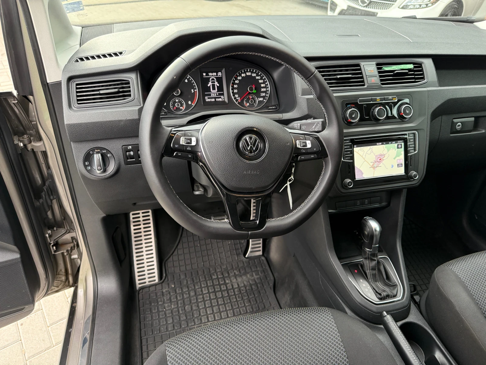 VW Caddy Alltrack DSG 4x4 Distronik navi kamera - изображение 9