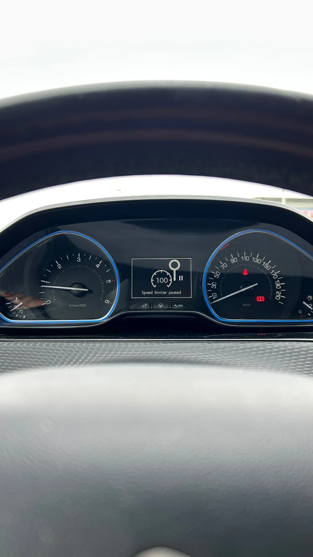 Peugeot 2008 1.6HDI, снимка 9 - Автомобили и джипове - 55515409