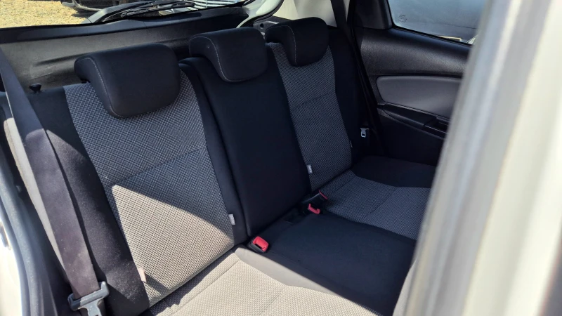 Toyota Yaris HYBRID, снимка 10 - Автомобили и джипове - 50931310