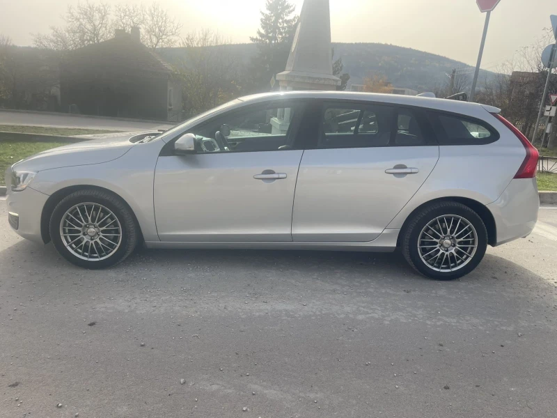 Volvo V60 Фейс лифт, снимка 7 - Автомобили и джипове - 52472593