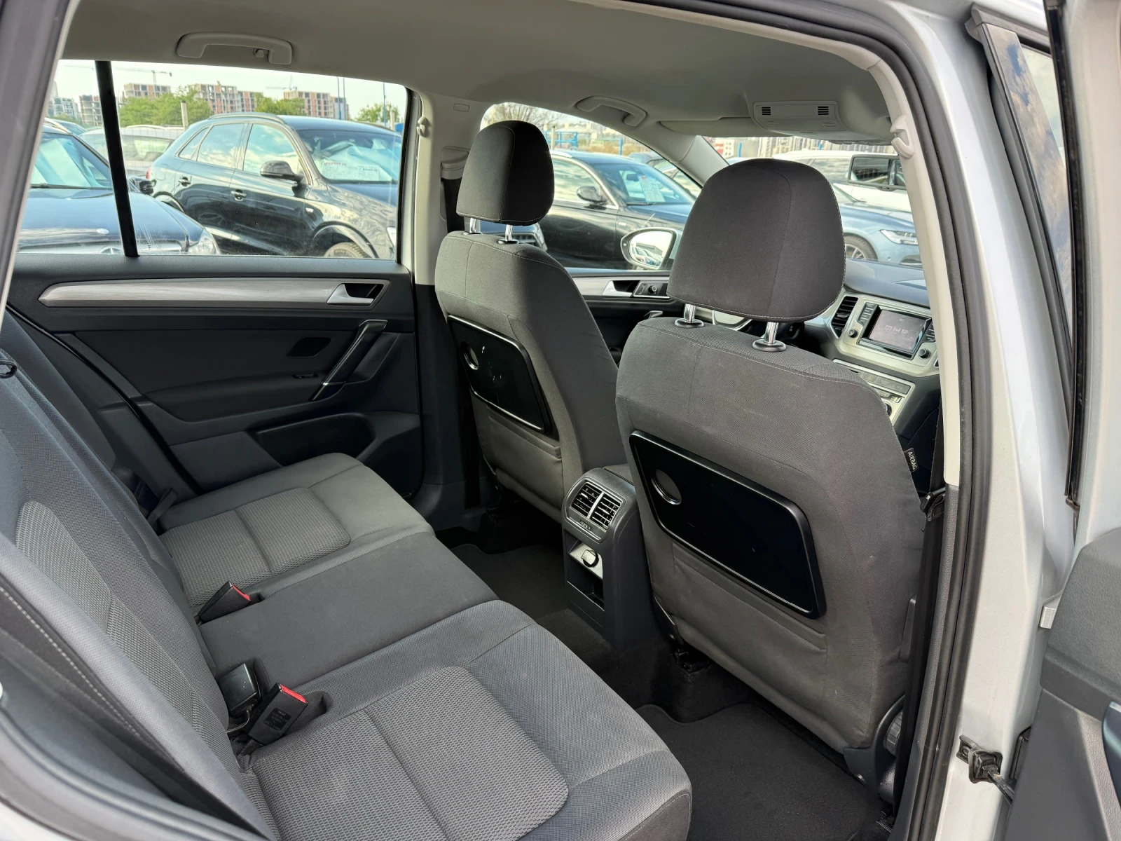 VW Sportsvan 1.2i CH Navi 110ks 6sk - изображение 8